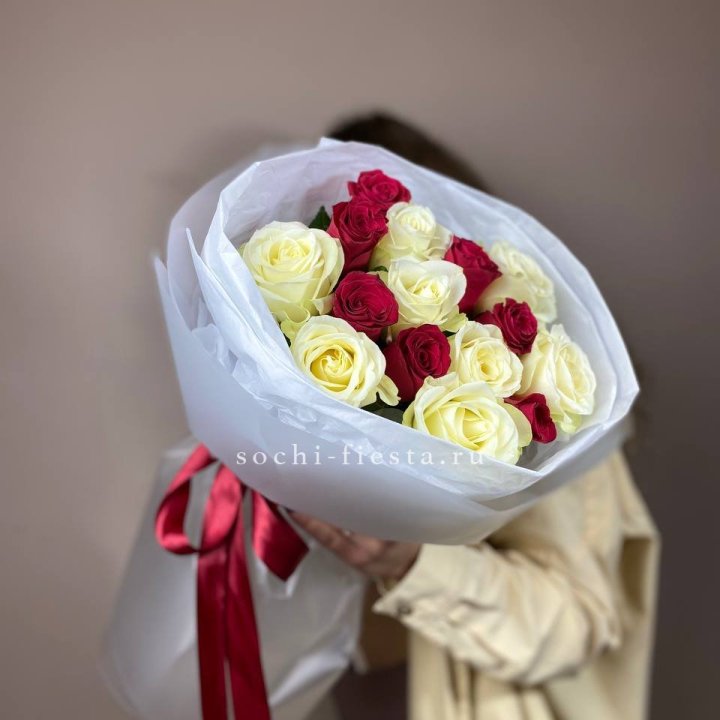 Букет из красных белых 15 роз в Балаково