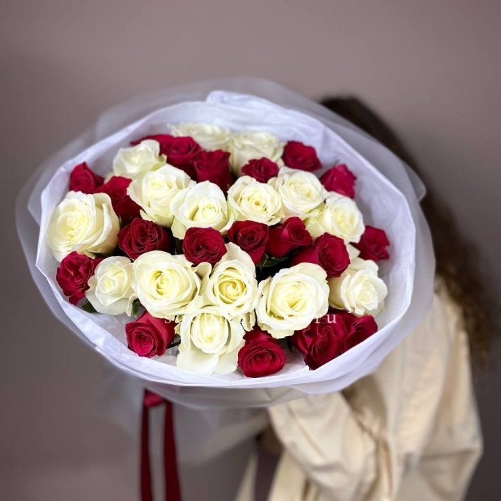 Букет из красных белых 35 роз в Балаково