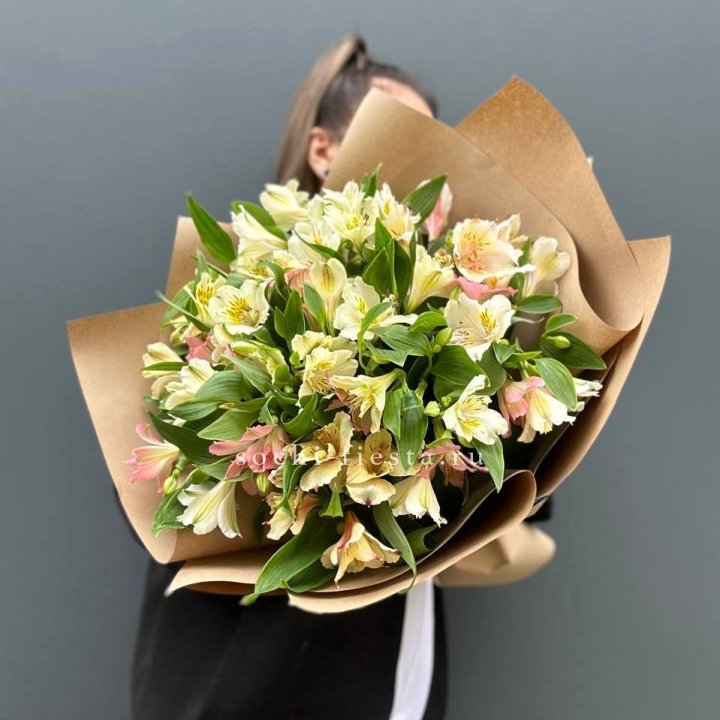 Букет альстромерий в крафте в Балаково