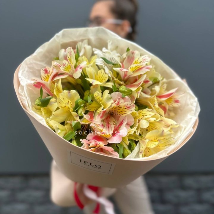 Альстромерии в нежном оформлении в Балаково