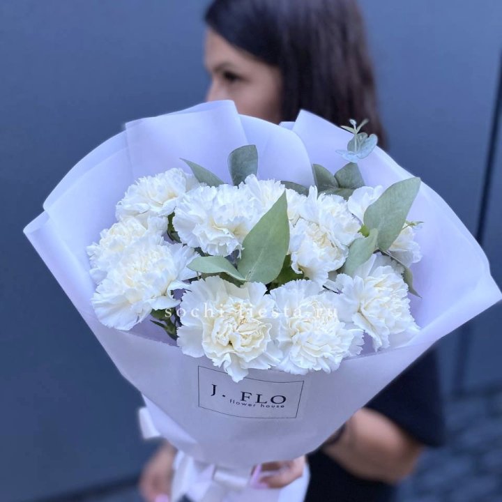 Букет белых диантусов с эвкалиптом в Балаково