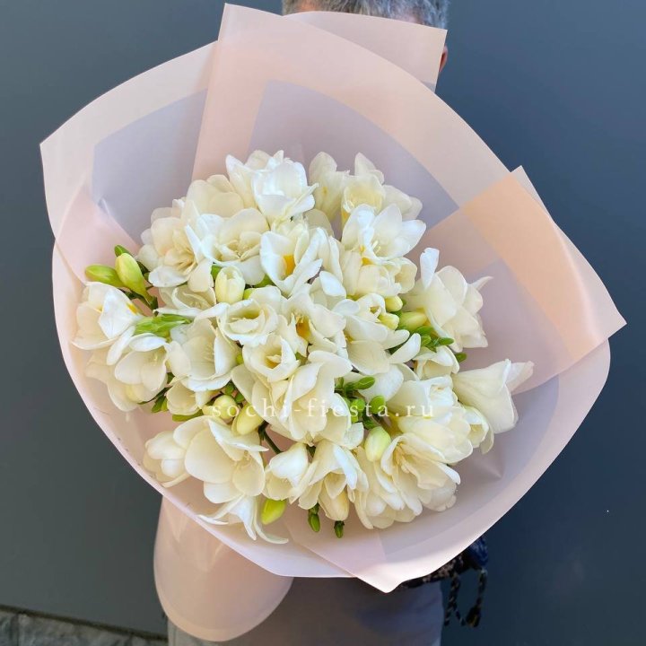 Букет белых фрезий  в Балаково