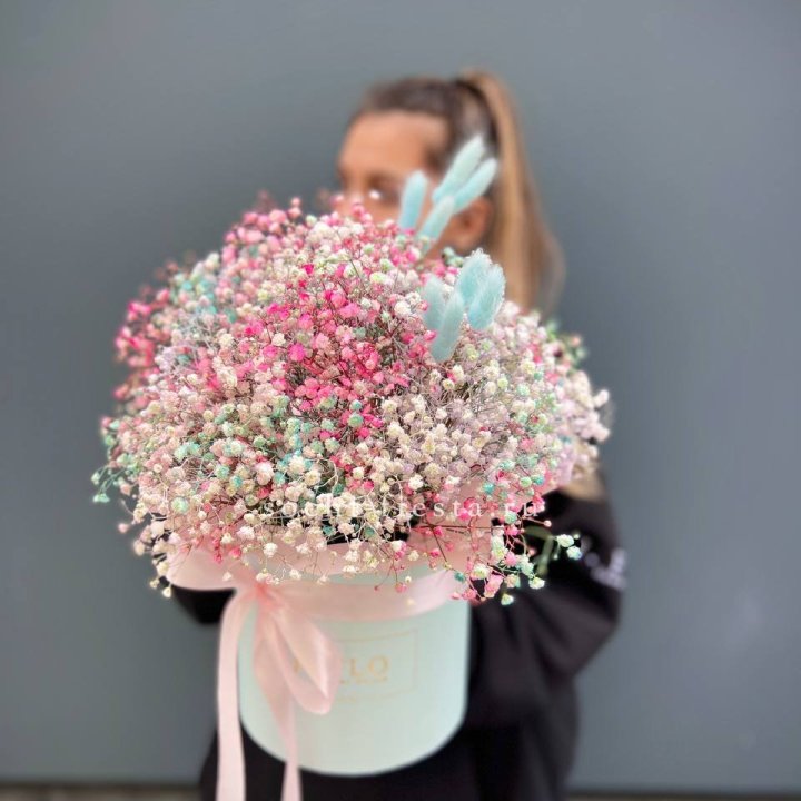 9 Радужных гипсофилы в шляпной коробке в Балаково