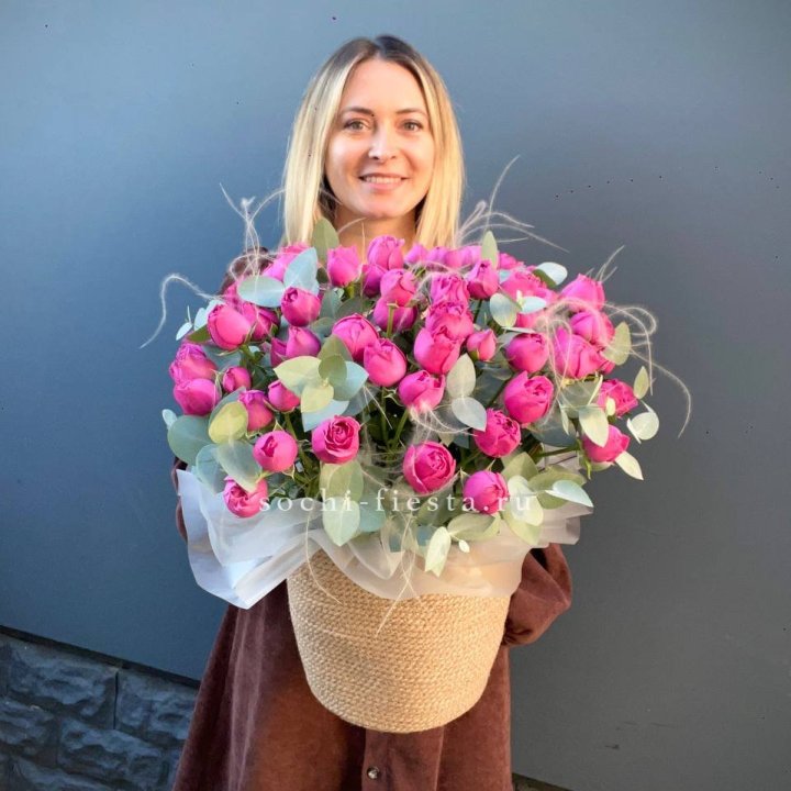 Пионовидные розы  в джутовом кашпо  в Балаково