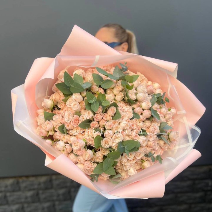 101 кустовая роза с эвкалиптом в Балаково