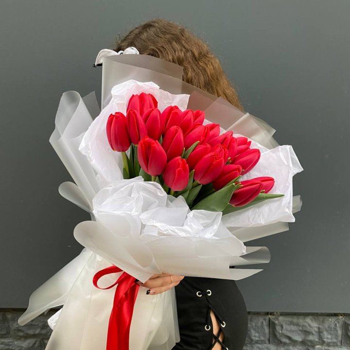  25 красных воздушных тюльпанов в Балаково