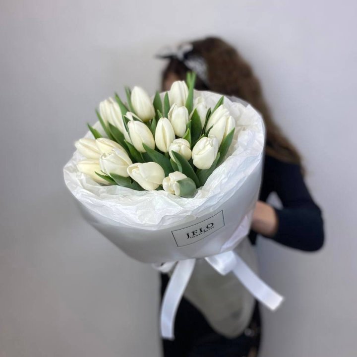  19 белых воздушных тюльпанов в Балаково