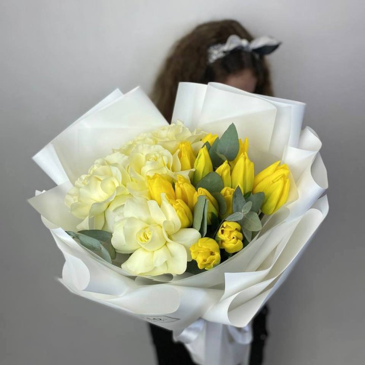 Дуо жёлтые тюльпаны и розы в Балаково