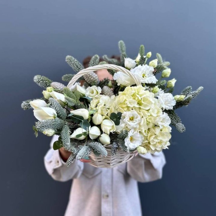 Новогодняя корзина с цветами в Балаково