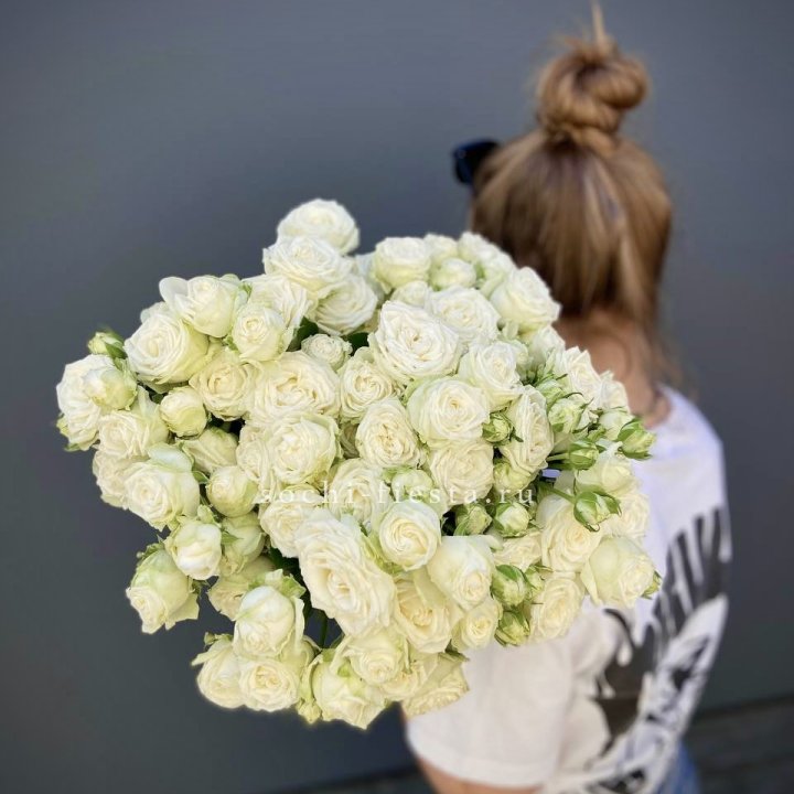 Охапка кустовых роз бомбастик  в Балаково