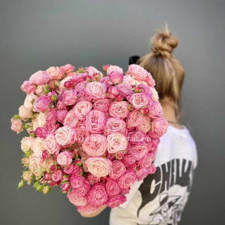 Охапка кустовых роз бомбастик пинк в Балаково