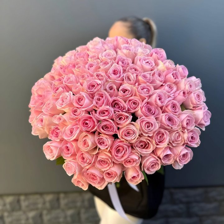 Охапка из 101 розовой розы в Балаково