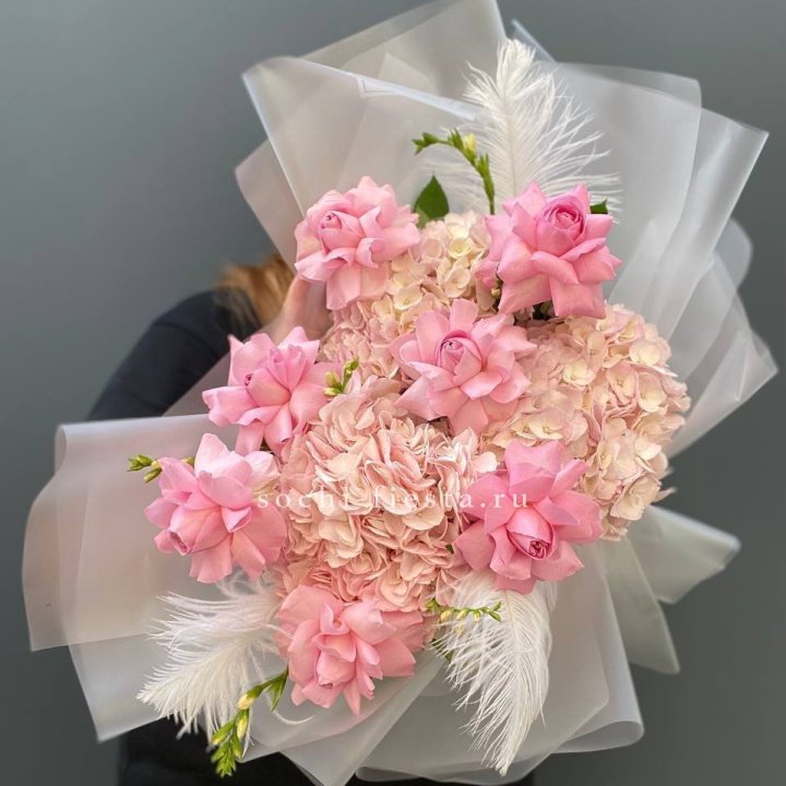  Букет  из гортензий и розовых роз в Балаково