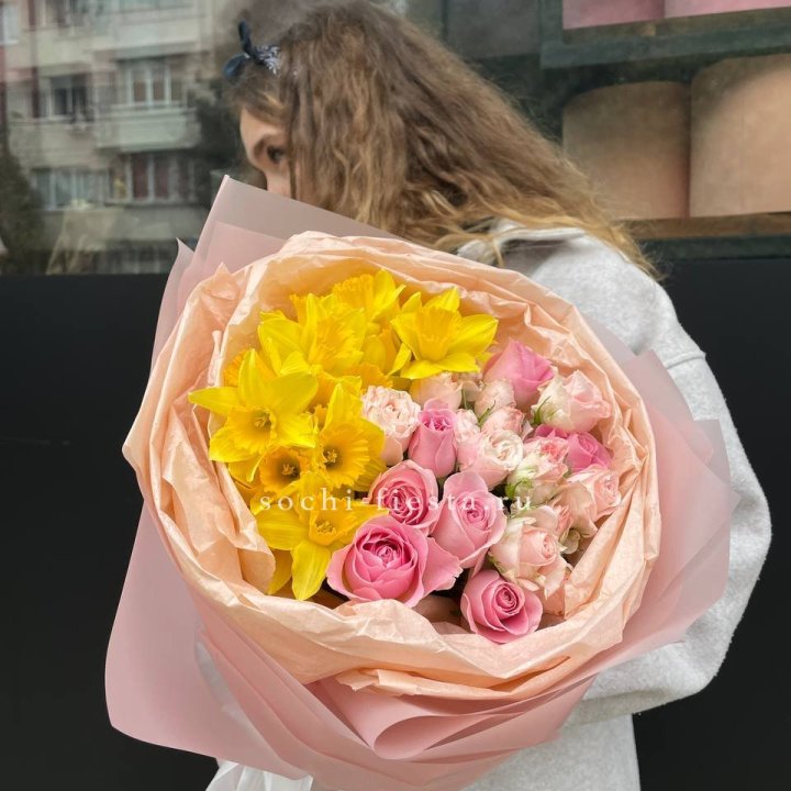 Букет роз и нарциссов в Балаково