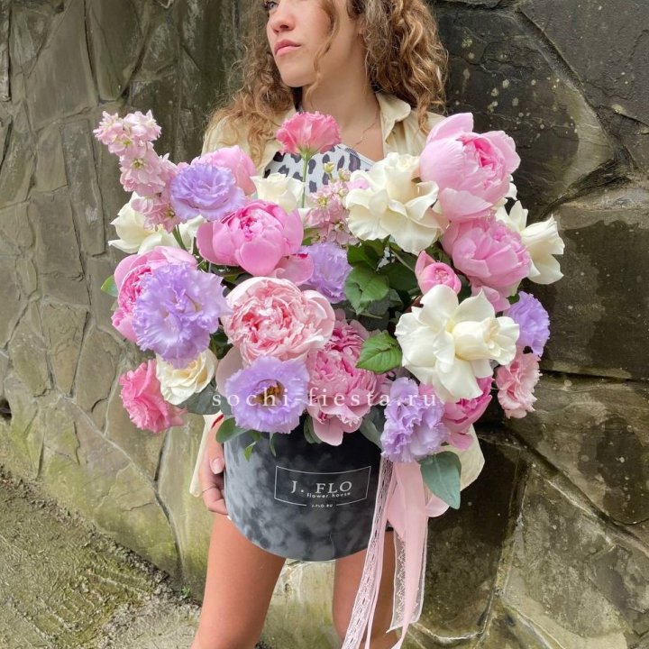 Дизайнерский цилиндр с пионами в Балаково