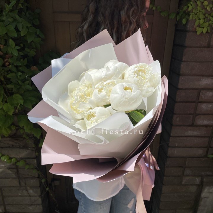 9 белоснежных пионов в Балаково
