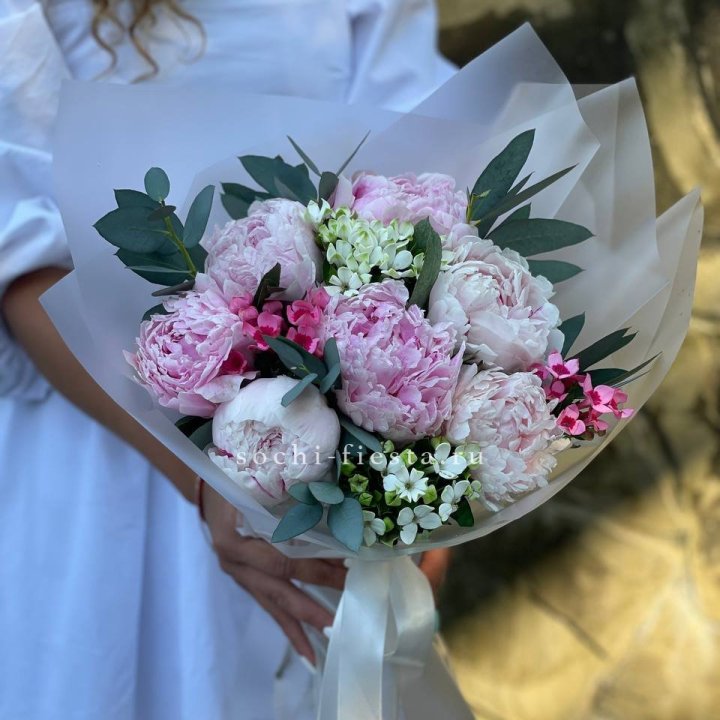 7 зефирных пионов с эвкалиптом в Балаково