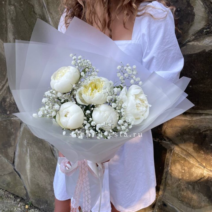 Букет белых пионов "Файв" в Балаково