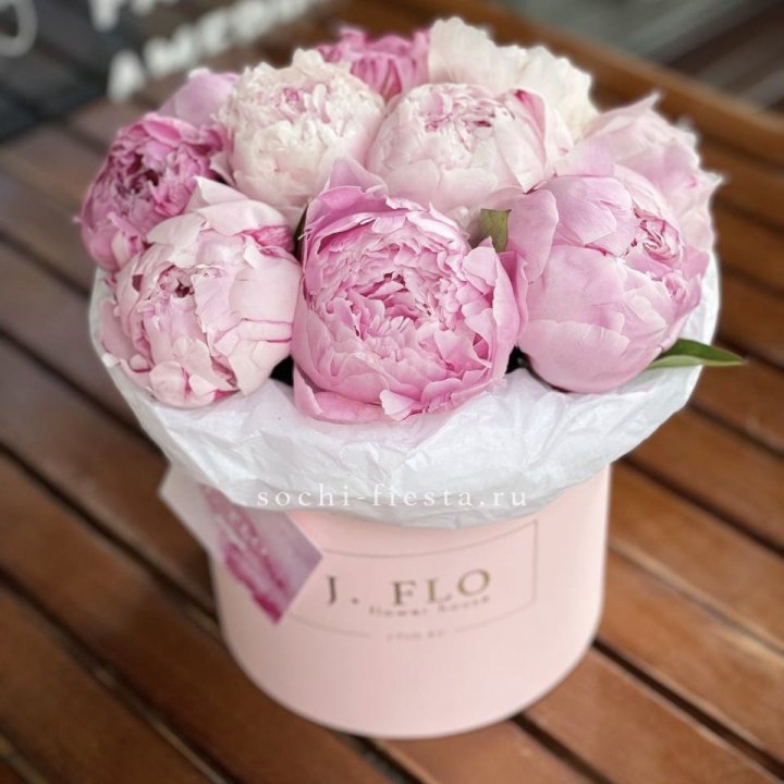 Цилиндр с пионами "Лилу" в Балаково