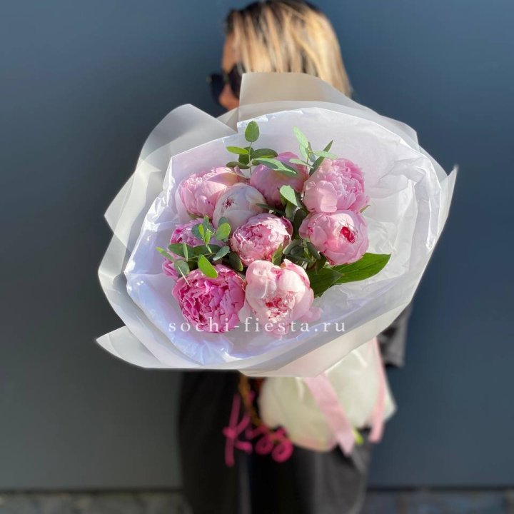 9 пионов с эвкалиптом в Балаково