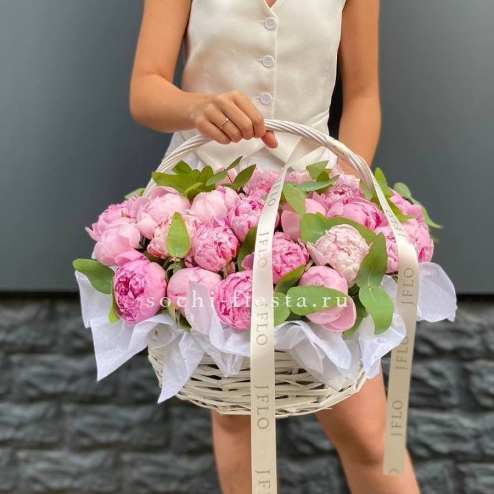 29 пионов в корзине в Балаково