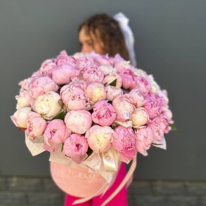 51 нежных пионов  в цилиндре в Балаково