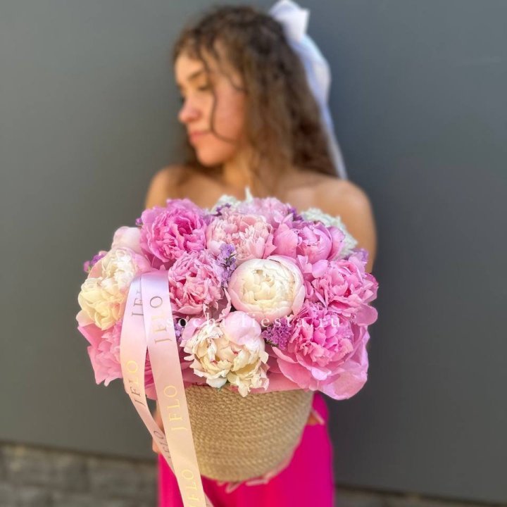 15 пионов в джутовом кашпо в Балаково