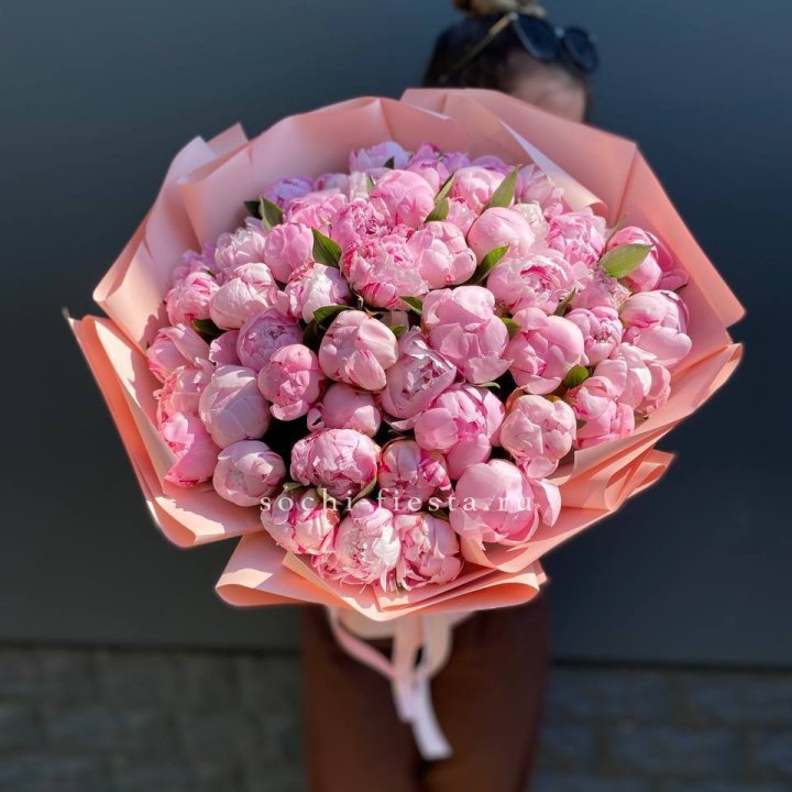 Нежный букет 51 пионов  в Балаково