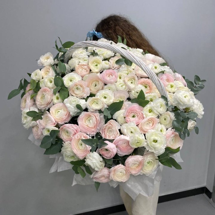 Ранункулюсы в корзине в Балаково