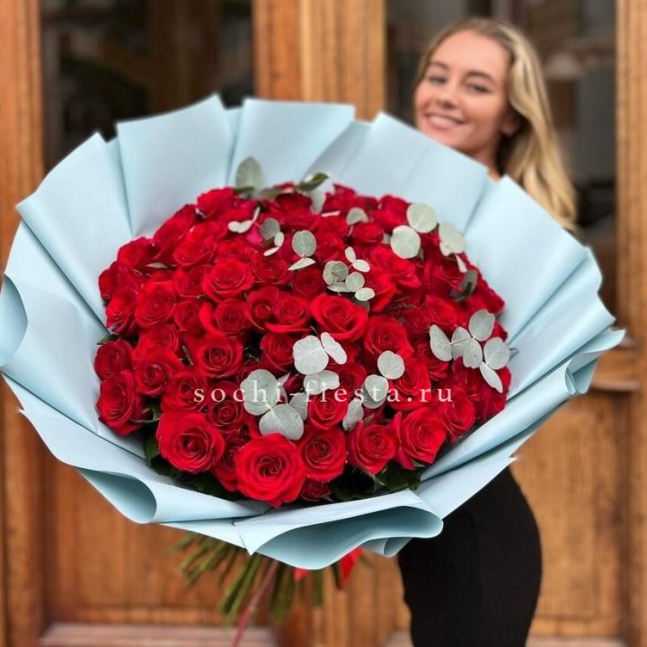 101 красная роза с эвкалиптом в Балаково