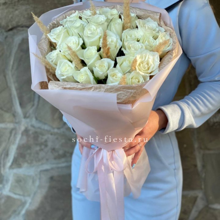 25 белых роз с сухоцветами в Балаково
