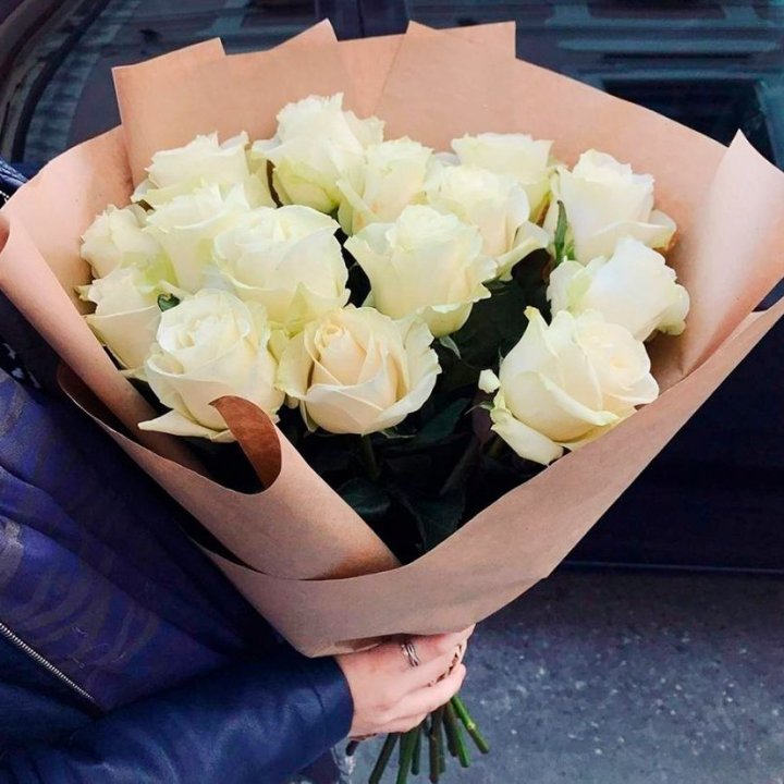 15 белых роз "Крафт" в Балаково