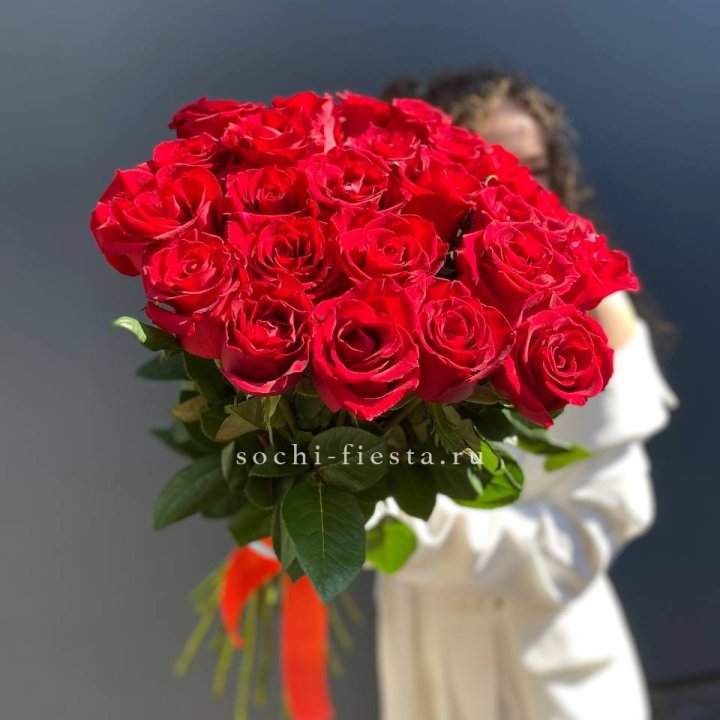 25 высоких красных роз в Балаково