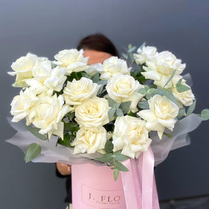 17 Французских белых роз в боксе в Балаково