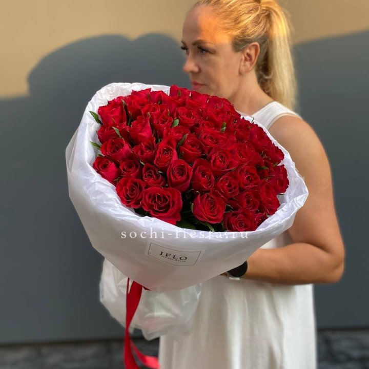 51 роза мадам ред в нежном оформлении в Балаково