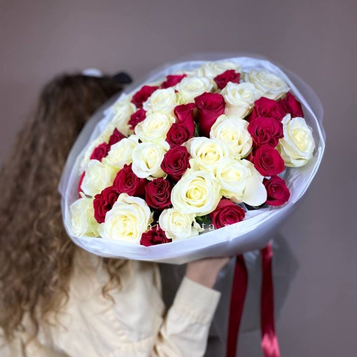 Букет из красных белых 45 роз в Балаково