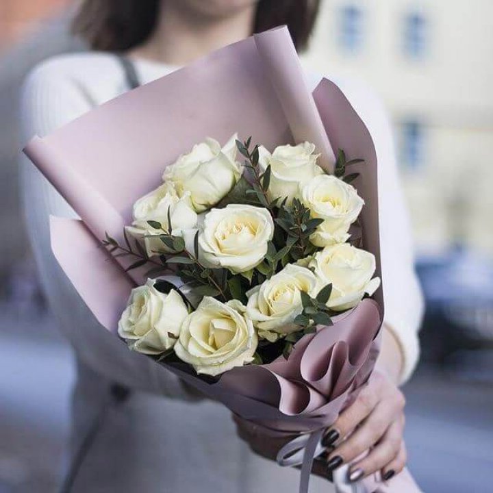 9 белых  роз "Минт" в Балаково