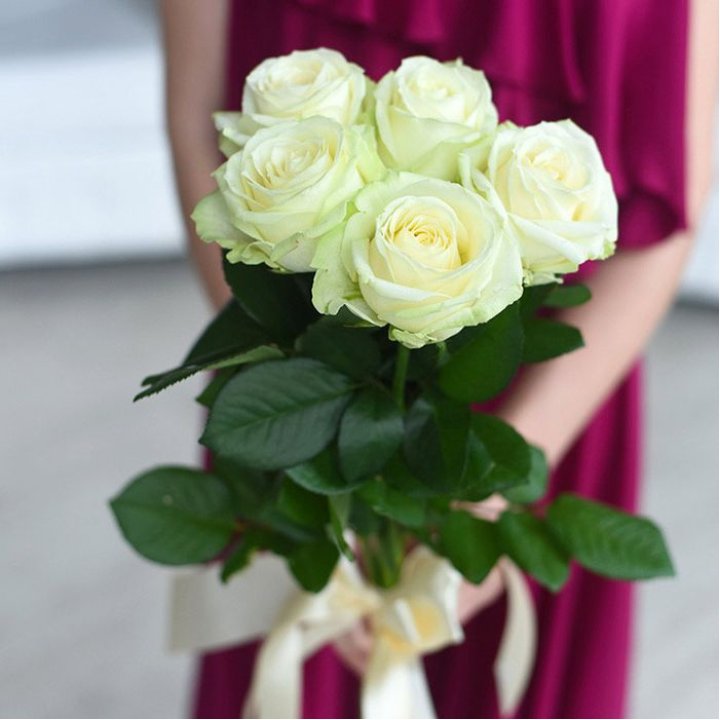 5 белых роз в Балаково