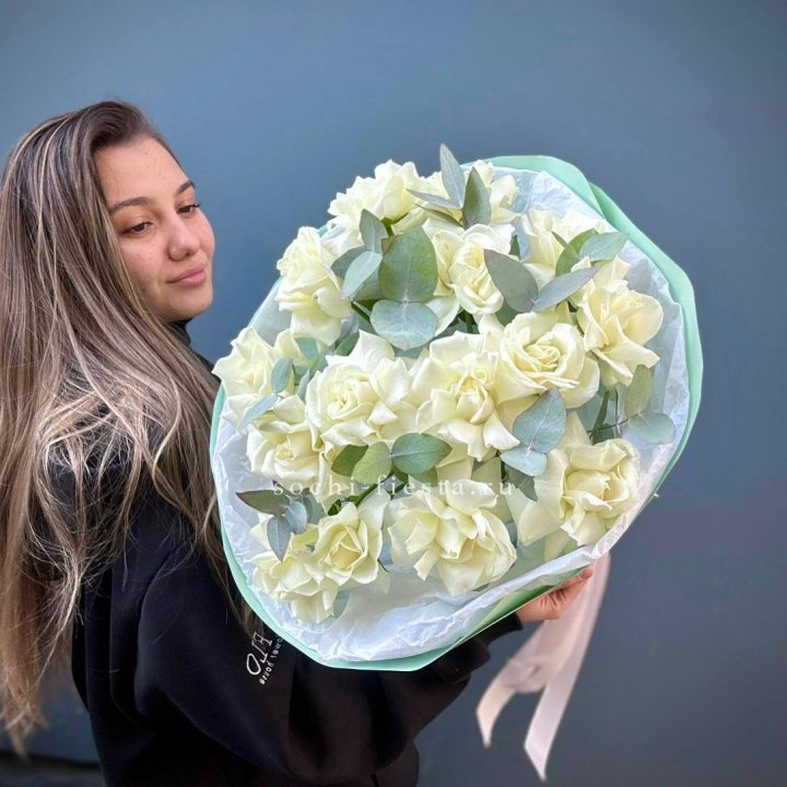 15 Белых французских роз "Ноте бьянка" в Балаково