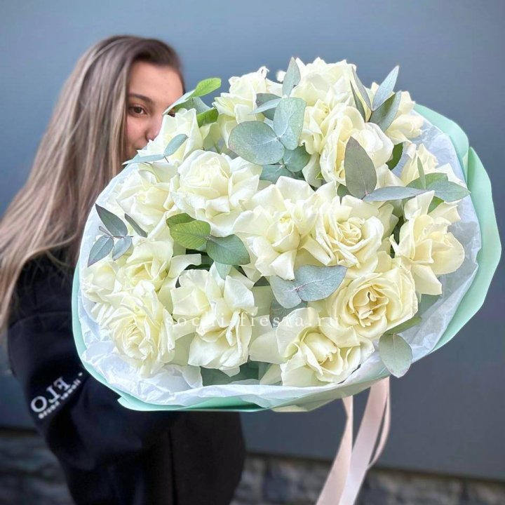 19 Белых французских роз "Ноте бьянке" в Балаково