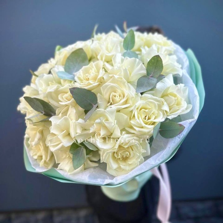 25 Белых французских роз "Ноте бьянка" в Балаково