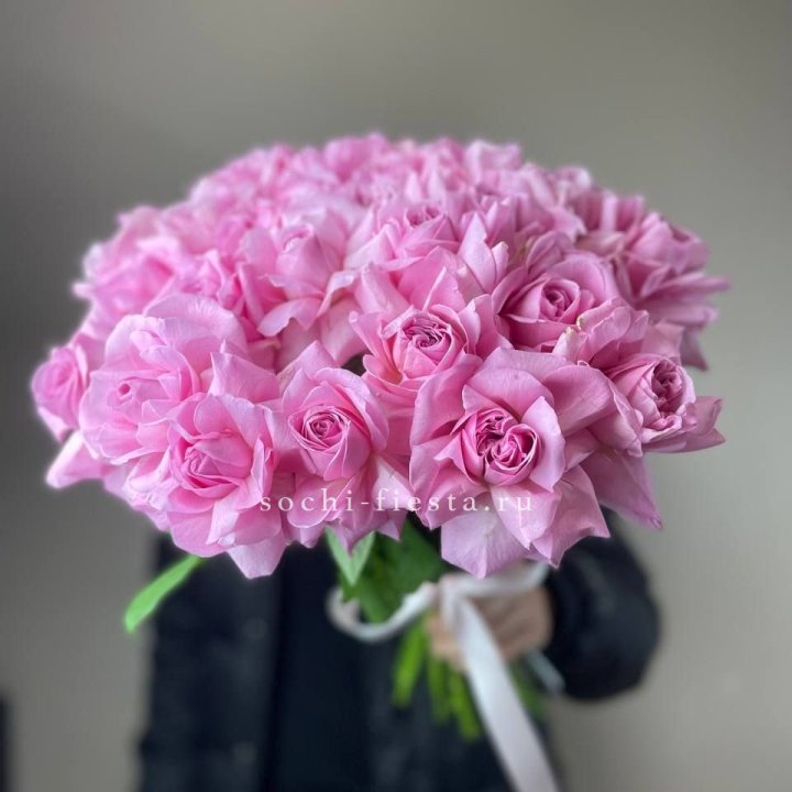 25 розовых французских роз в Балаково