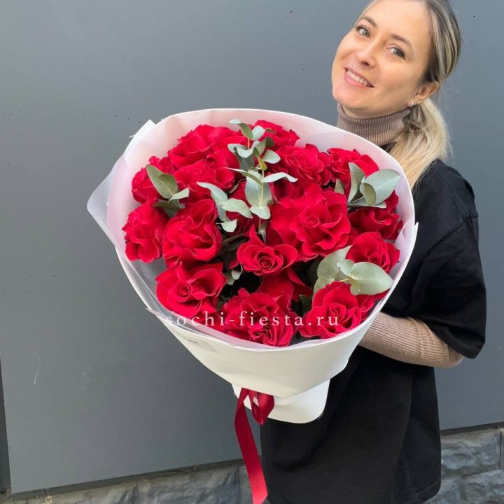 17 Красных французских роз в Балаково