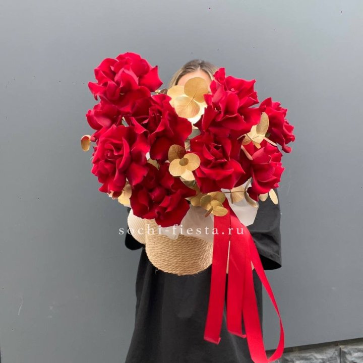 Красные французские розы в джутовом кашпо в Балаково