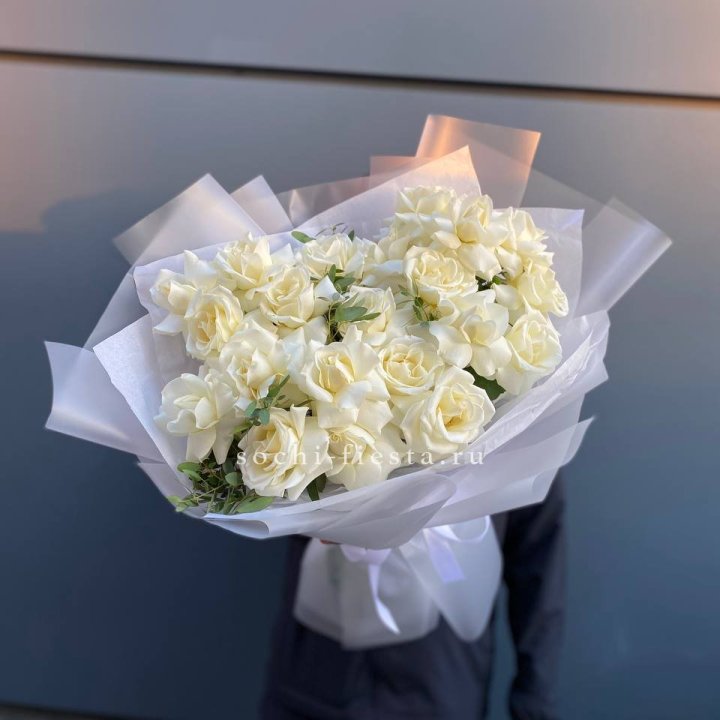 Пышный букет из белых роз в Балаково