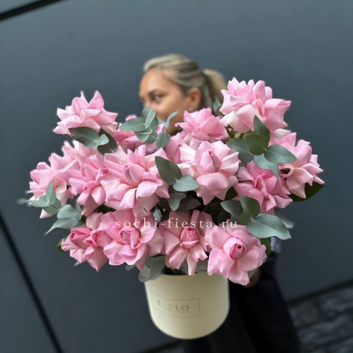 17 Розовых французских роз в боксе в Балаково