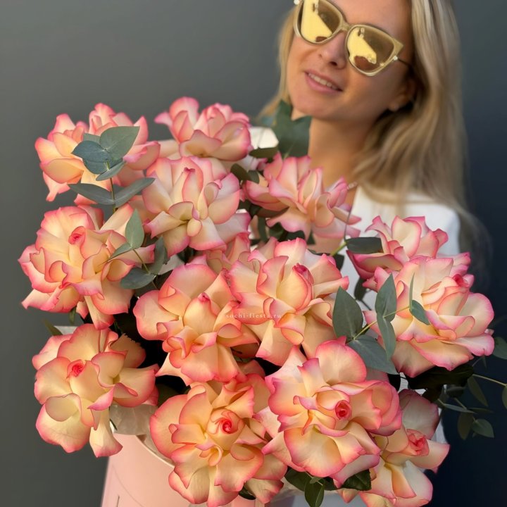 15 французских  роз Джумилия в боксе в Балаково