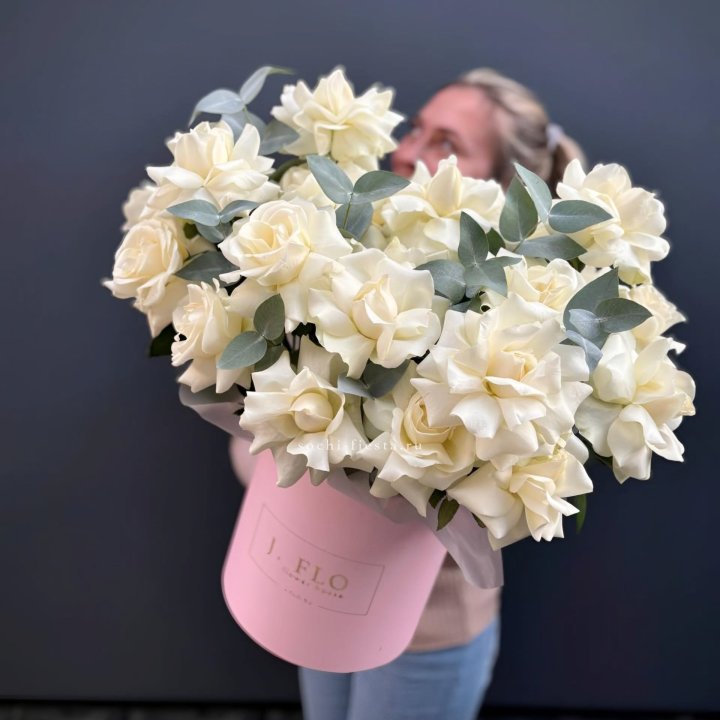 25 Французских белых роз в боксе в Балаково