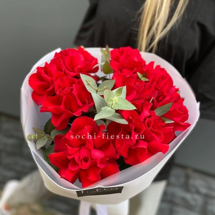 9 Красных французских роз в Балаково