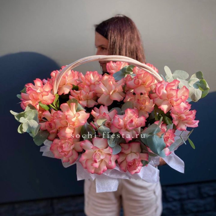 25 Французских роз Джумилия в корзине в Балаково